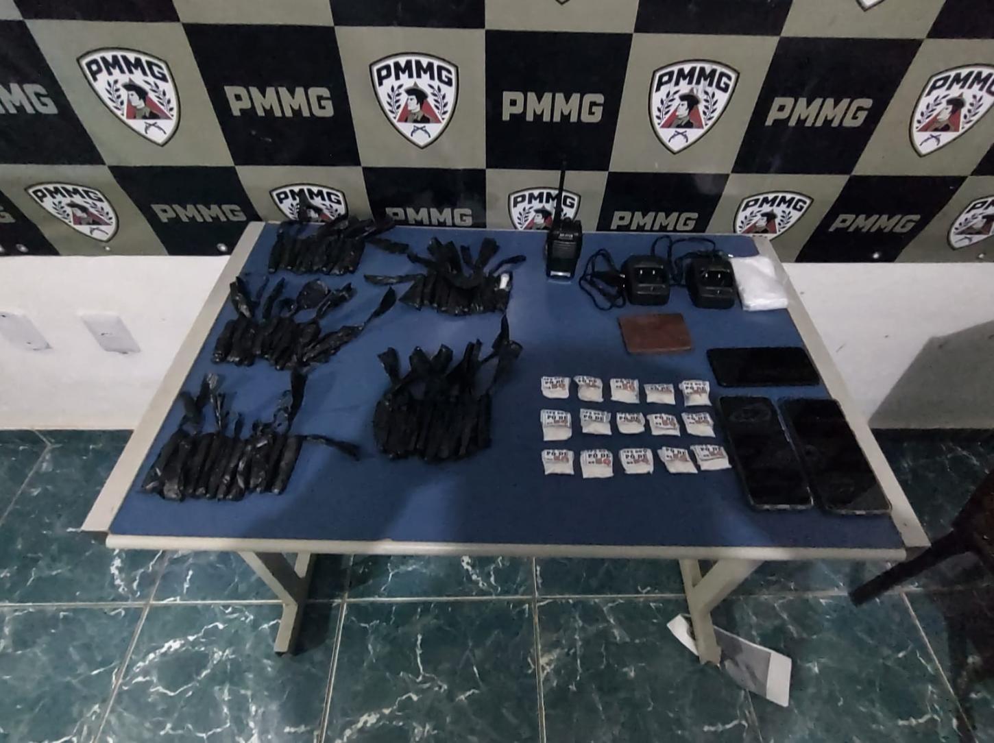 Polícia Militar prende dupla por tráfico de drogas em Além Paraíba