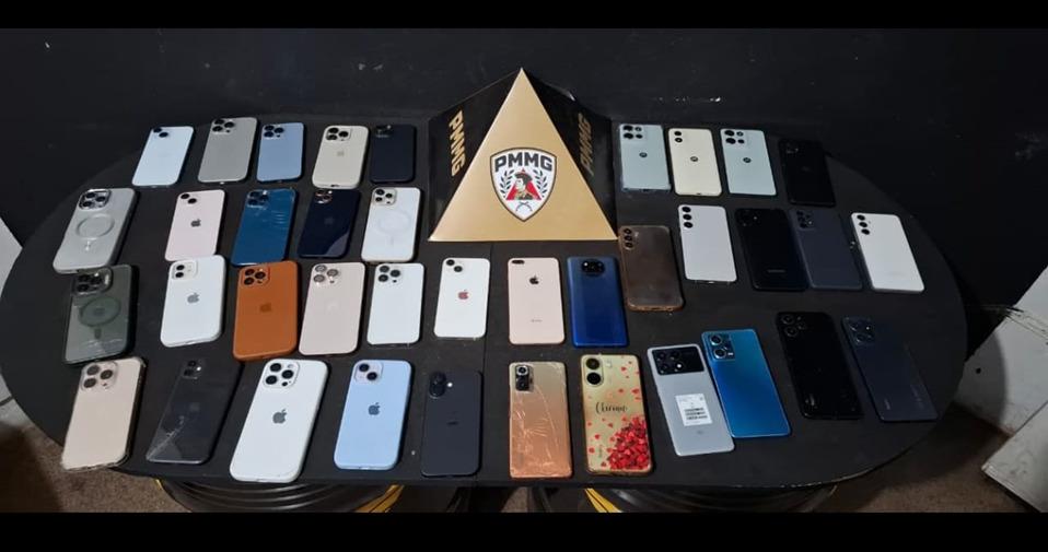 Polícia Militar realiza prisões por tráfico, apreende arma e recupera 39 celulares em Conselheiro Lafaiete