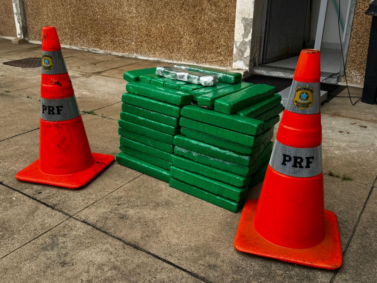 PRF apreende 89 kg de maconha na BR-267 e detém três homens em Minas