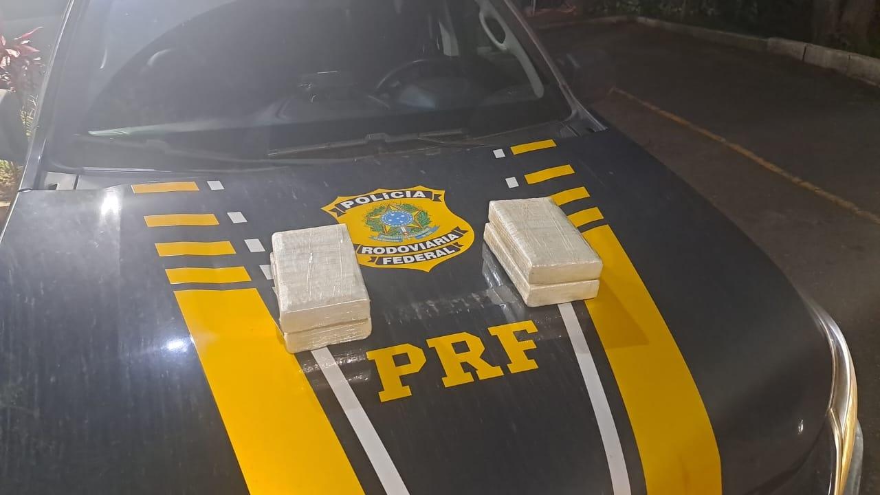 PRF apreende cocaína de alta pureza escondida em painel de veículo na BR-040