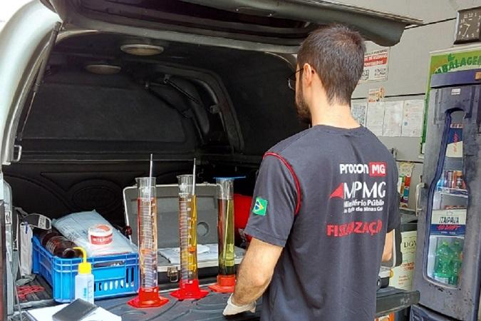 Procon-MG fiscaliza postos de combustíveis em Cataguases e autua estabelecimentos por irregularidades