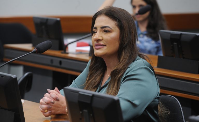 Projeto de lei propõe opção de motorista mulher em aplicativos de transporte para passageiras