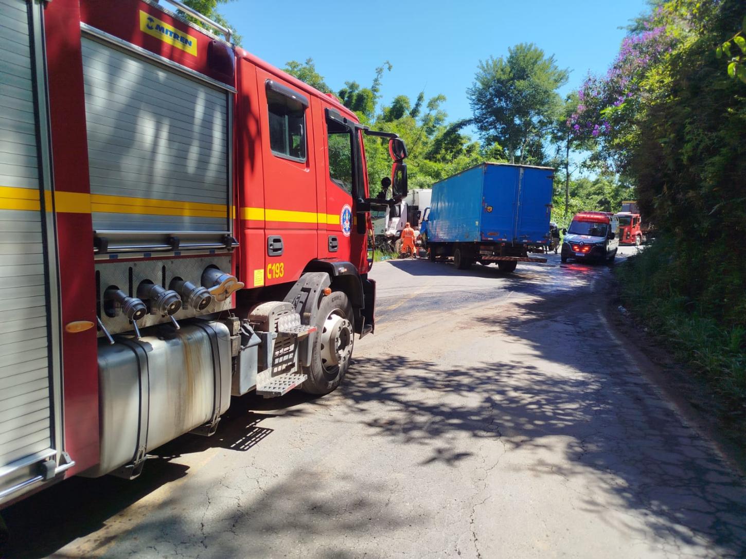 Acidente entre caminhões deixa um morto e quatro feridos na MG-353