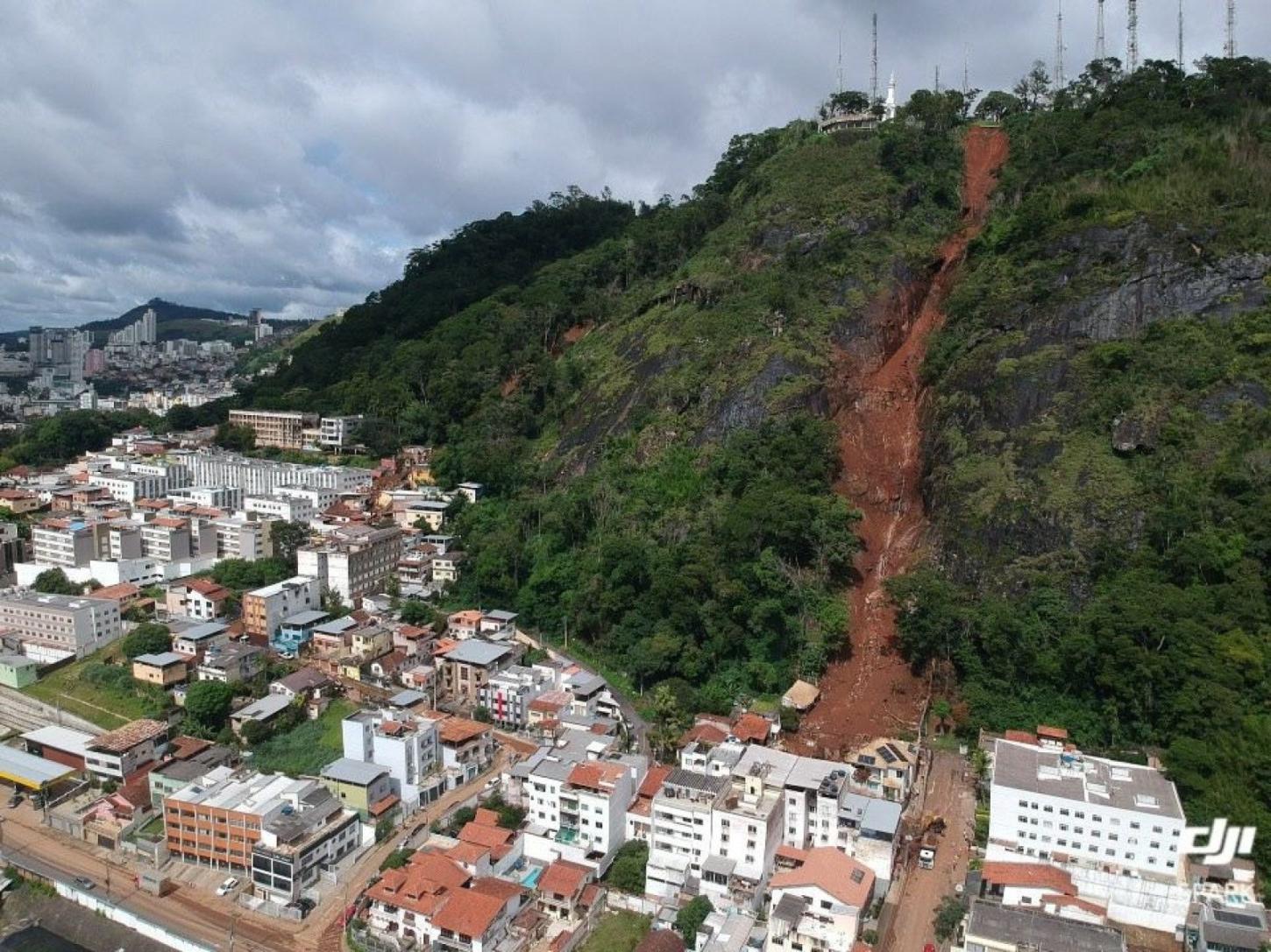 Atraso em laudo do Morro do Cristo aumenta tensão e mantém moradores fora de casa em Juiz de Fora