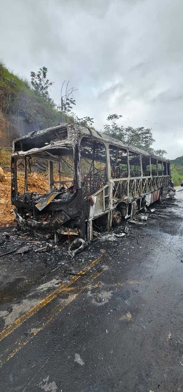 Atropelamento fatal e incêndio em ônibus mobilizam Bombeiros em Juiz de Fora