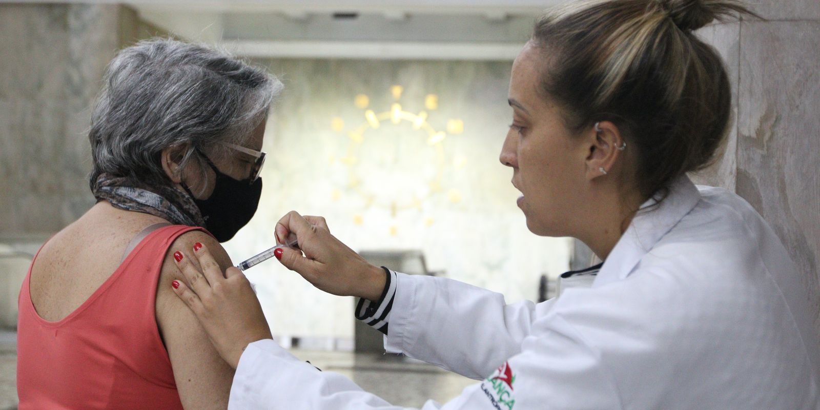 Butantan recruta voluntários para testes de nova vacina da gripe para idosos