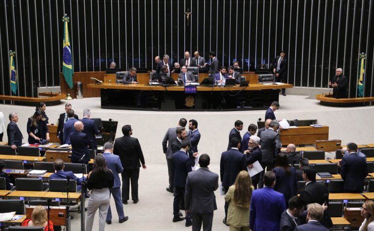 Câmara dos Deputados mantém versão original de MP sobre seguro-defeso e rejeita alterações do Senado
