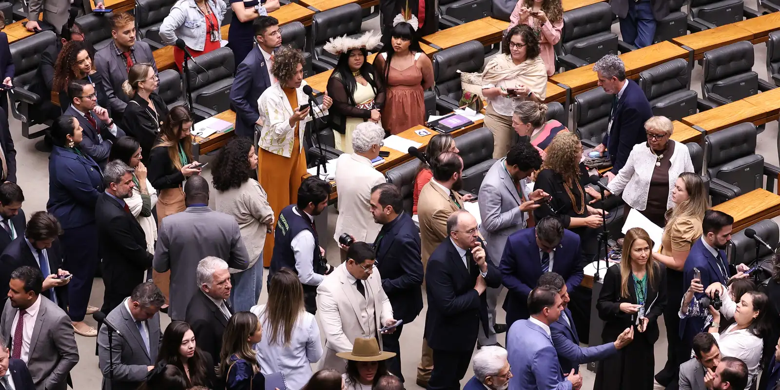Câmara dos Deputados vota pela derrubada do veto presidencial ao PL da Dosimetria, que beneficia condenados por crimes contra a democracia