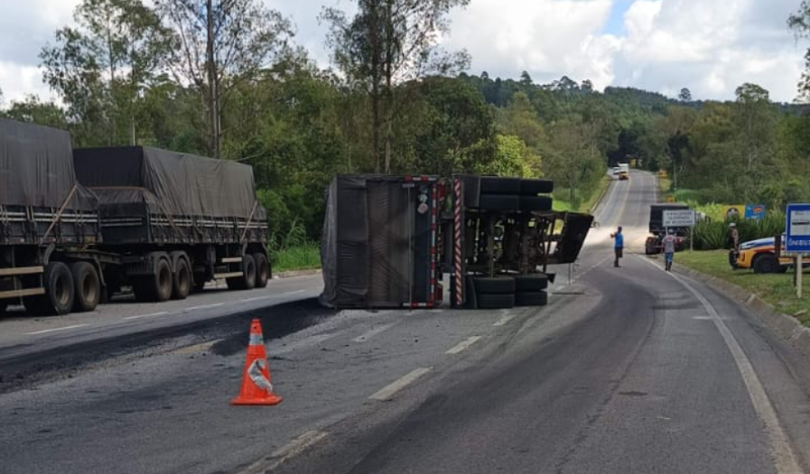 Caminhão perde controle, tomba e provoca acidente com carga espalhada na BR-265