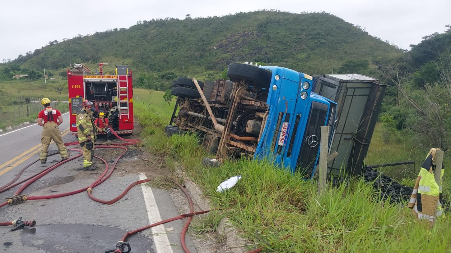 Caminhão perde freio, tomba e mata motorista na BR-494