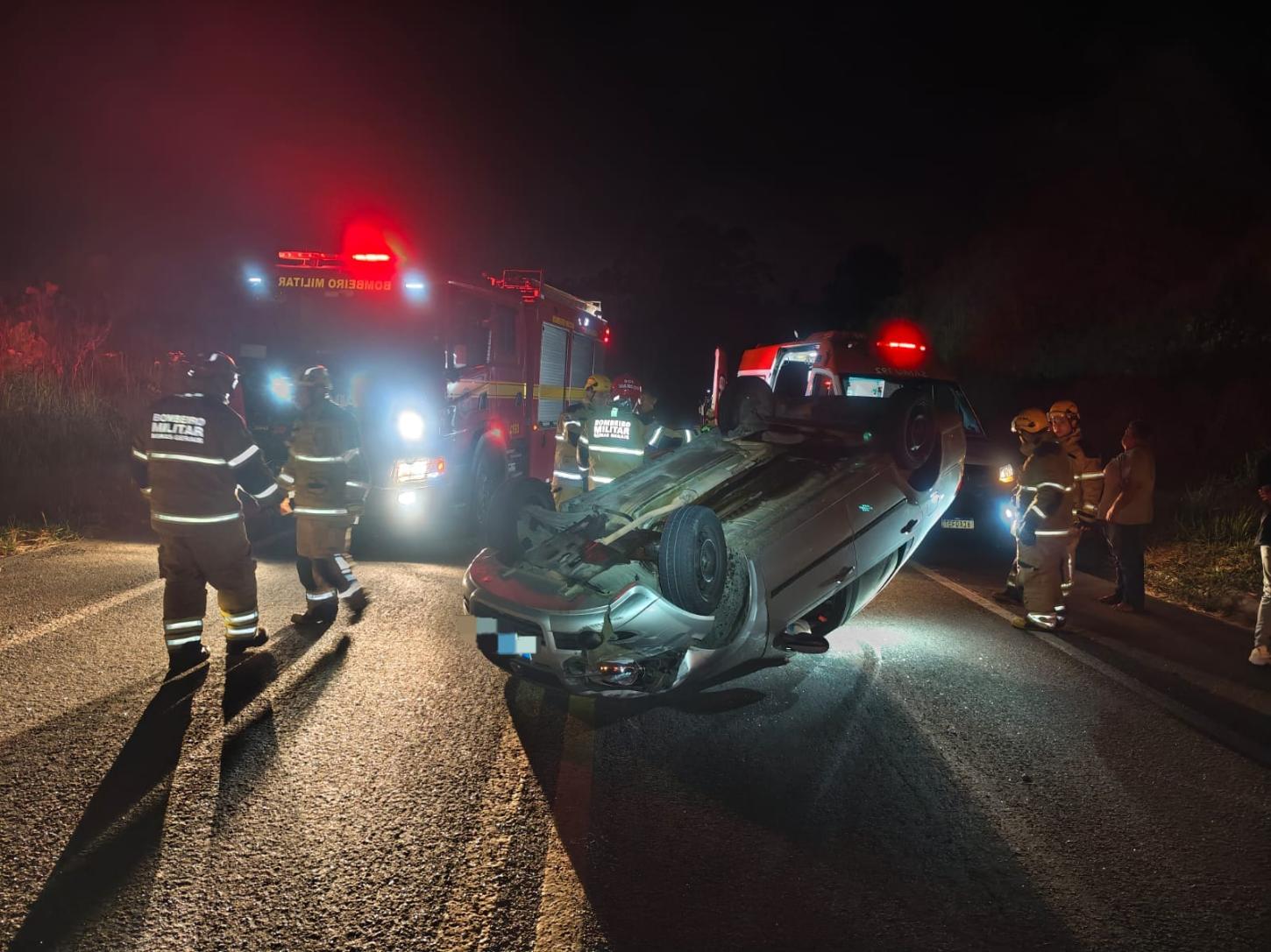 Capotamento mobiliza Bombeiros e SAMU e deixa mulher ferida na BR-265