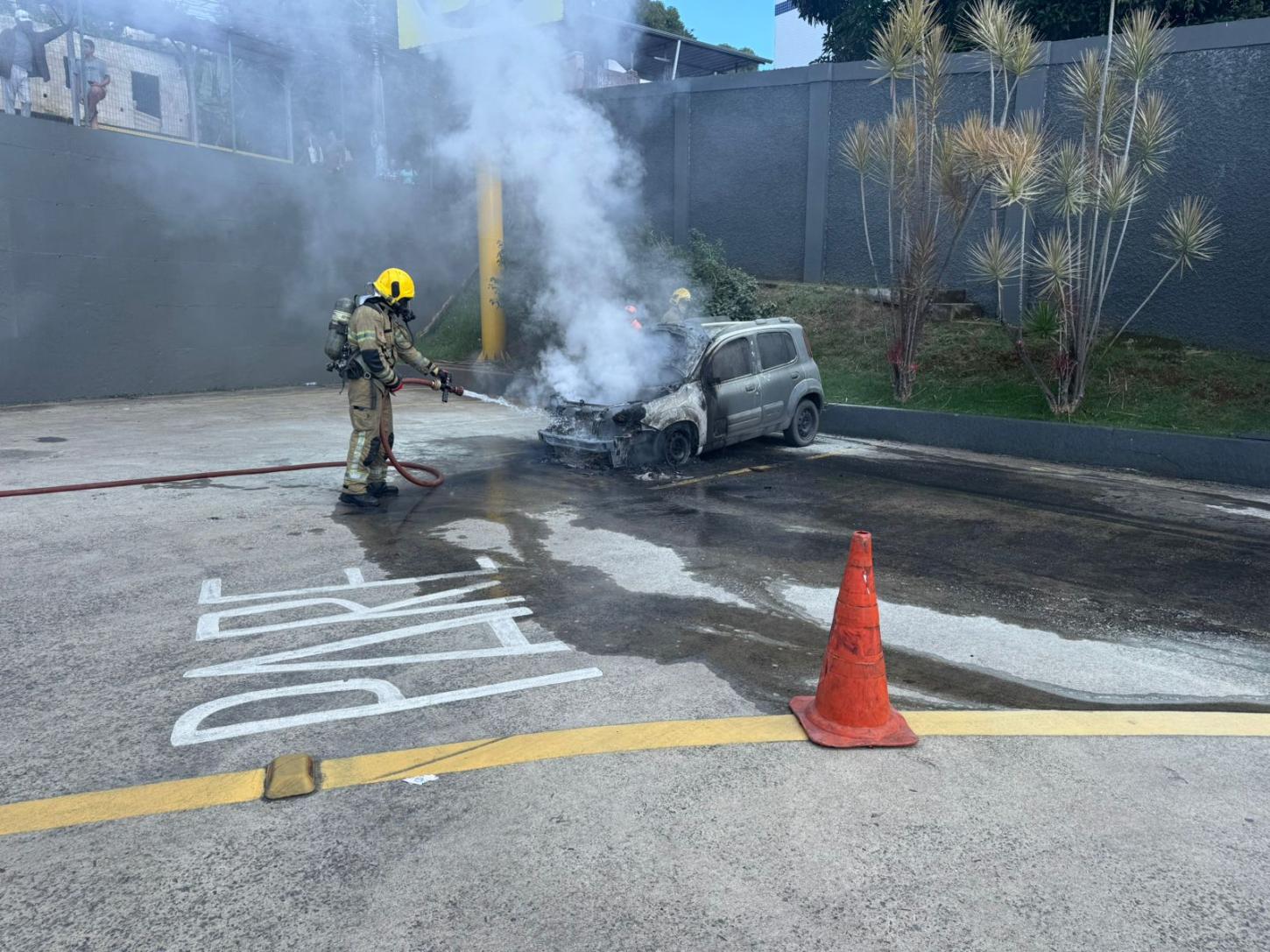 Carro pega fogo em estacionamento de supermercado e mobiliza bombeiros em Juiz de Fora