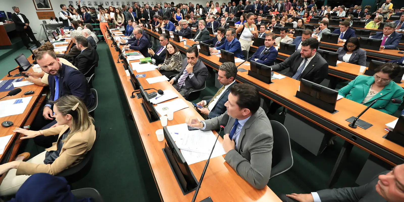 Câmara dos Deputados retoma debate sobre fim da escala 6x1 nesta quarta