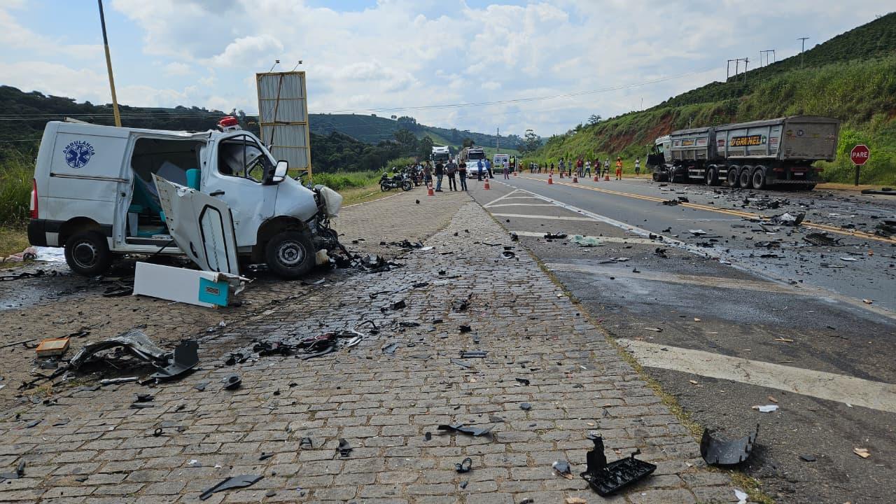 Colisão frontal entre ambulância e carreta deixa um morto na BR-116 em Divino