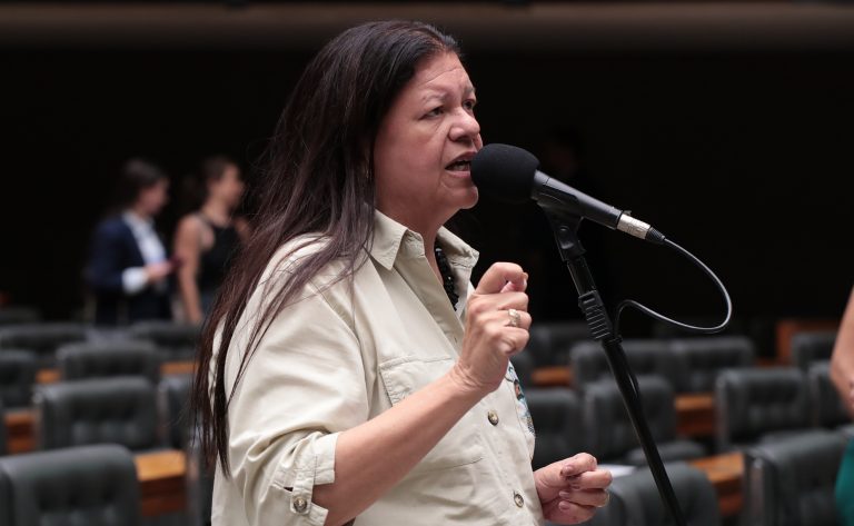 Câmara aprova piso de R$ 5,5 mil para assistentes sociais; proposta pode seguir ao Senado