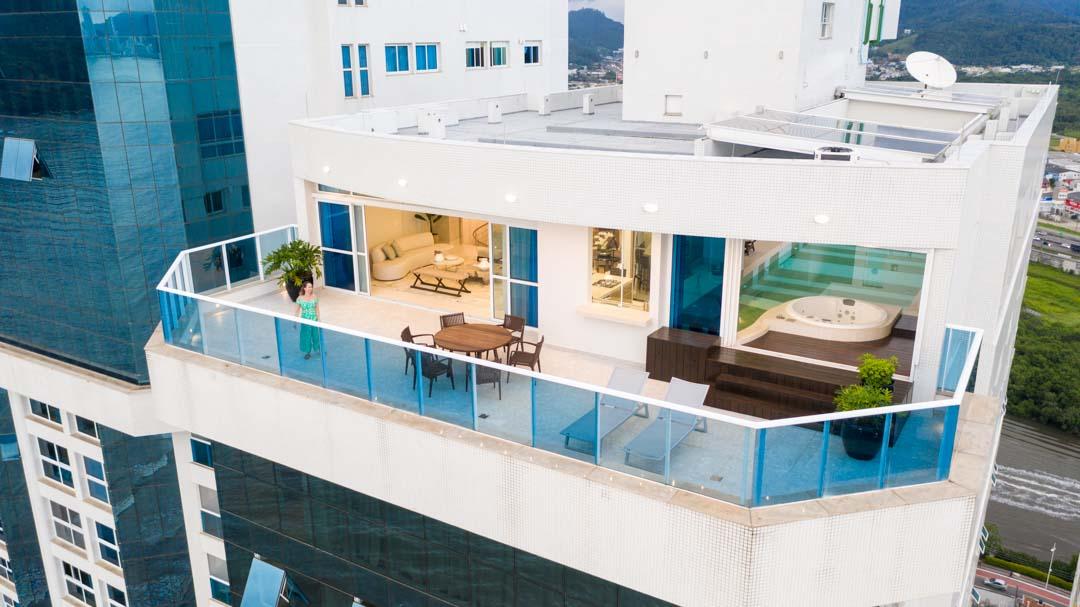 Conheça a maior cobertura frente-mar à venda em Balneário Camboriú com 740 m² e preço de R$ 42 milhões