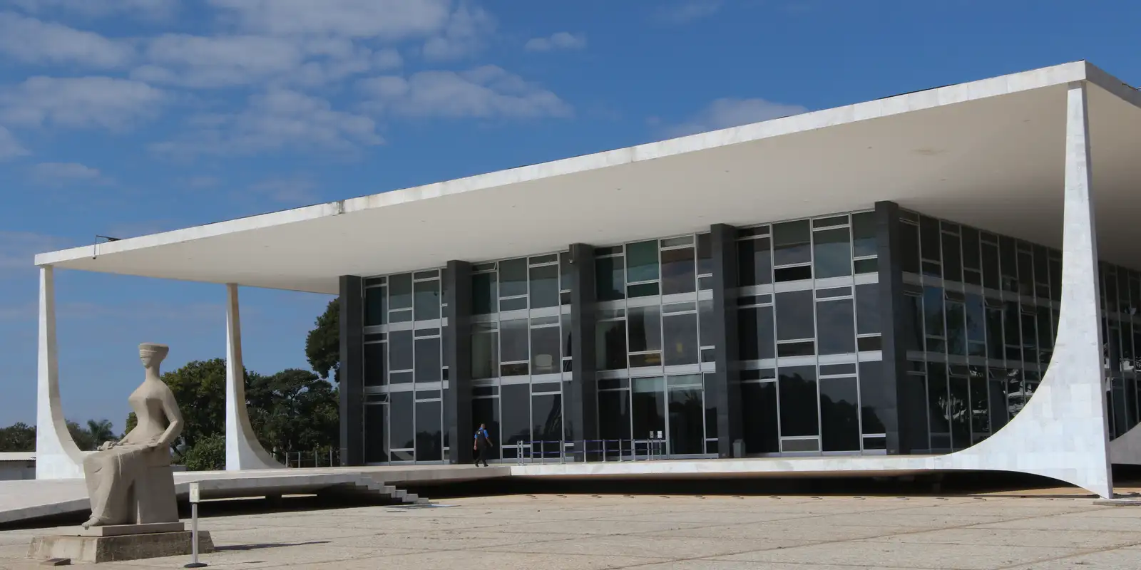 Defesa de Bolsonaro solicita permissão ao STF para cirurgia no ombro