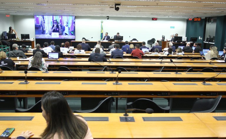 Especialistas debatem permissão para jovens de 16 anos dirigirem sob supervisão