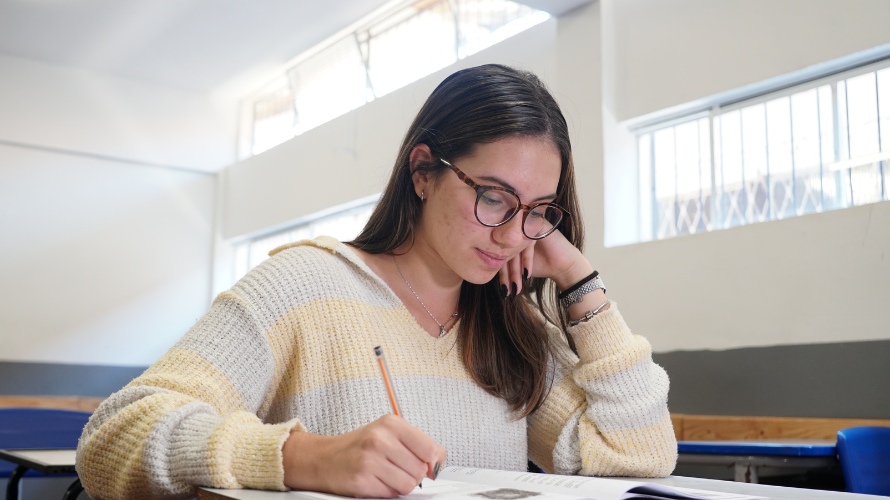 Estudantes mineiros têm até 24/04 para solicitar isenção da taxa do Enem 2026