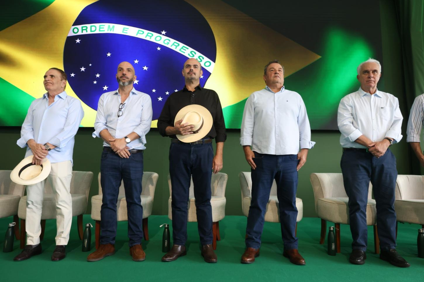 Governo de Minas anuncia gasoduto de R$ 350 milhões e projeto para destravar ICMS