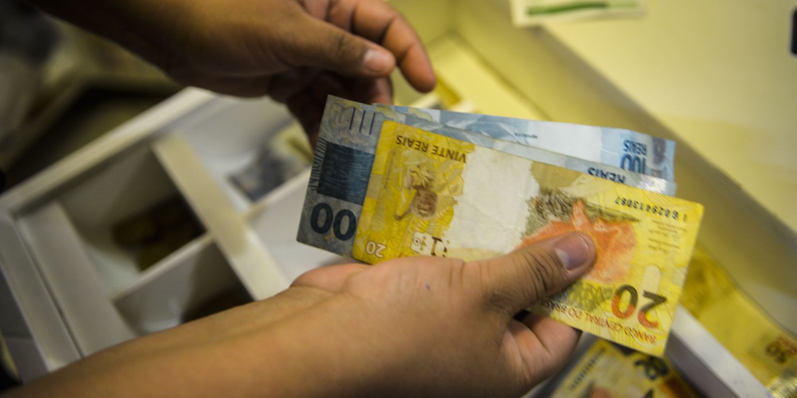 Governo sugere salário mínimo de R$ 1.717 para 2027
