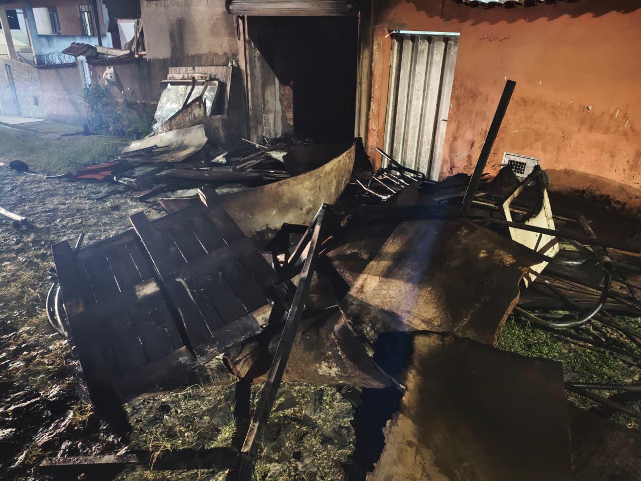 Incêndio atinge garagem de casa e levanta suspeita de ação criminosa em Barbacena