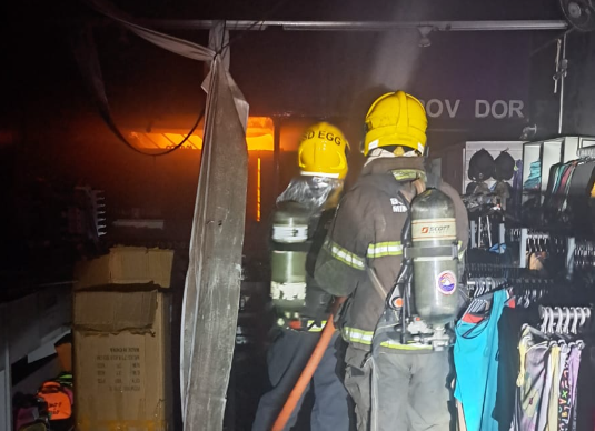 Incêndio atinge loja de roupas e mobiliza bombeiros em Lafaiete