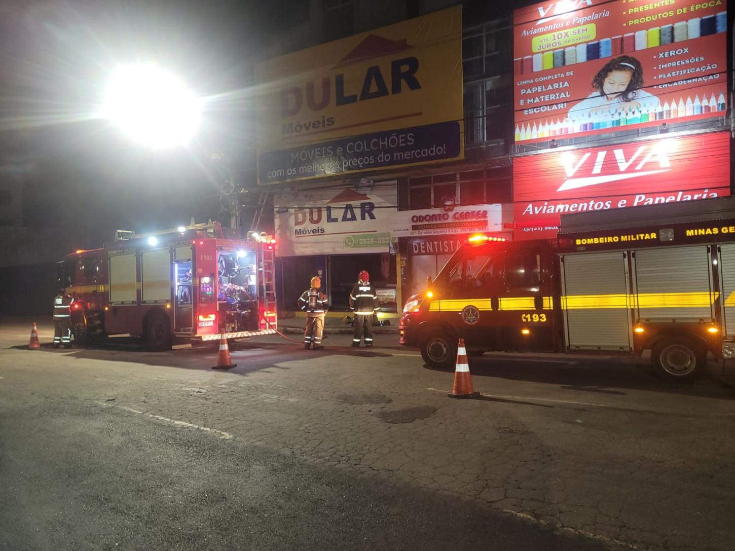 Incêndio atinge prédio no Centro de Lafaiete e mobiliza bombeiros de madrugada