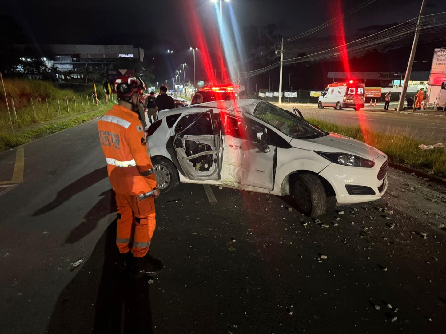 Jovem morre após carro bater em poste na Deusdedith Salgado em Juiz de Fora