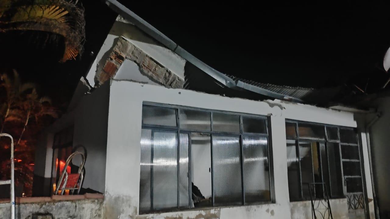 Laje de garagem desaba sobre veículos e mobiliza Bombeiros em São João del-Rei
