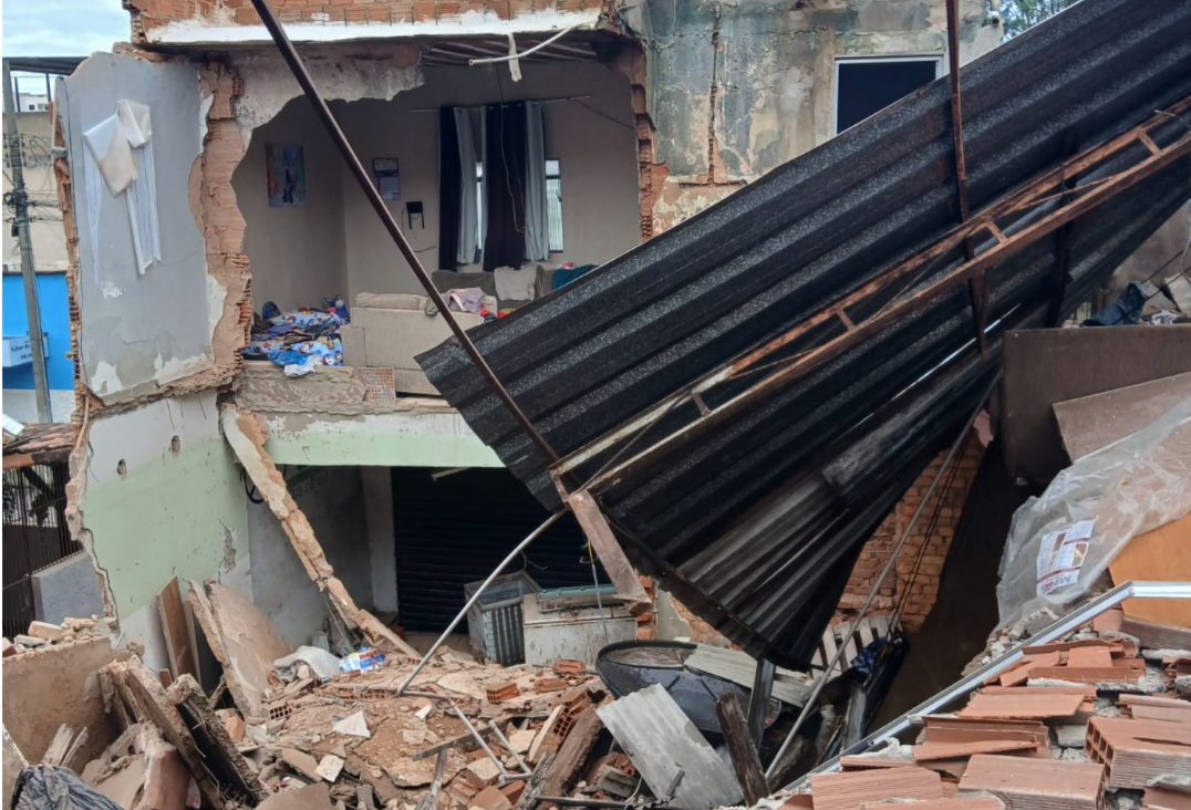 Laje desaba, mobiliza resgate e retira 15 moradores de casa