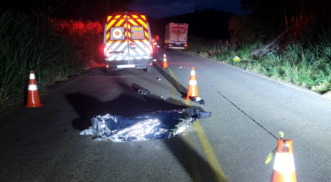 Motociclista morre após colisão com caminhão na MG-447, em Miraí