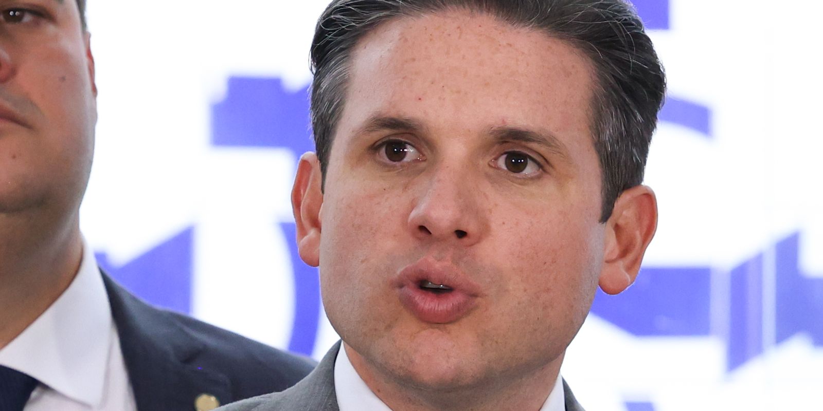 Hugo Motta confirma que debate sobre fim da escala 6x1 será por PEC