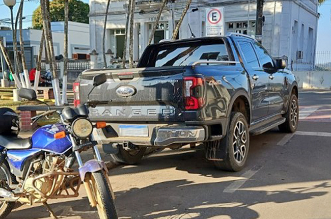 MP processa prefeito por compra de carro de luxo com dinheiro público