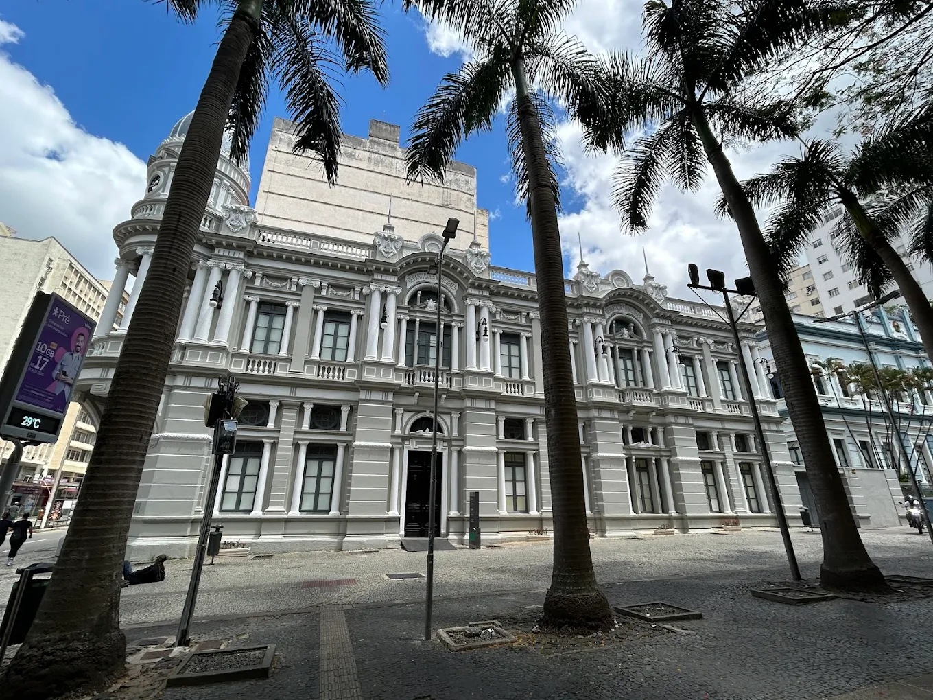 Ônibus Rosa, homenagens e crise em escola: Câmara acumula decisões e pressões