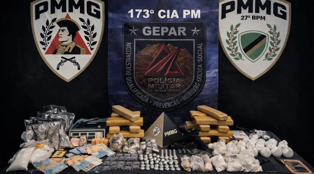Operação da PM encontra drogas, arma e explosivos e prende dois em Juiz de Fora