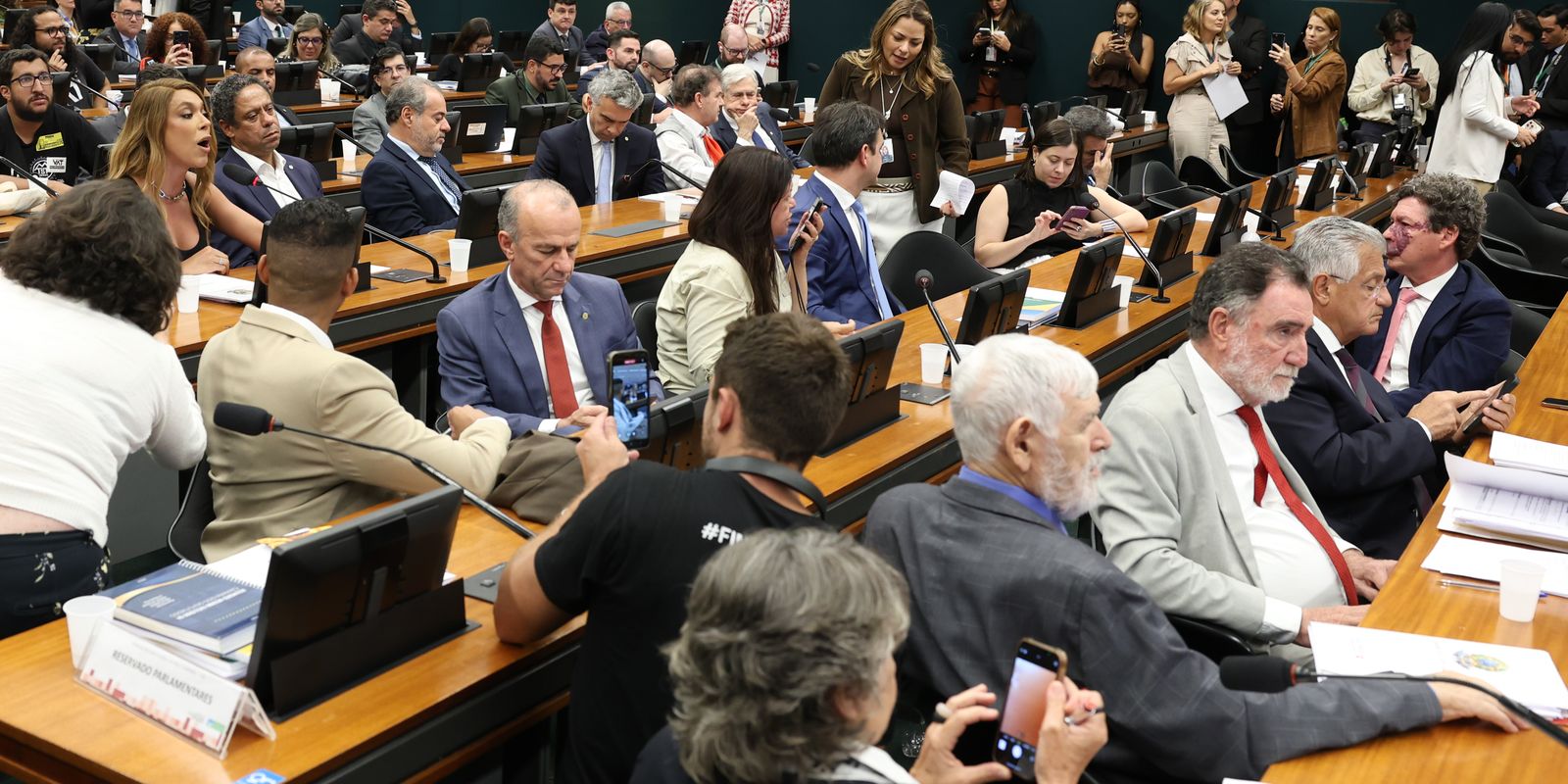 Pedido de vista adia votação de PEC que visa acabar com escala 6x1 na CCJ da Câmara
