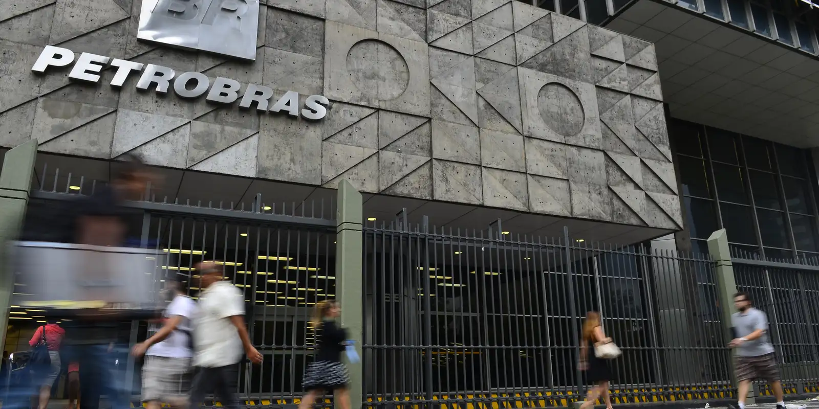 Petrobras afasta diretor após venda de gás com ágio superior a 100%