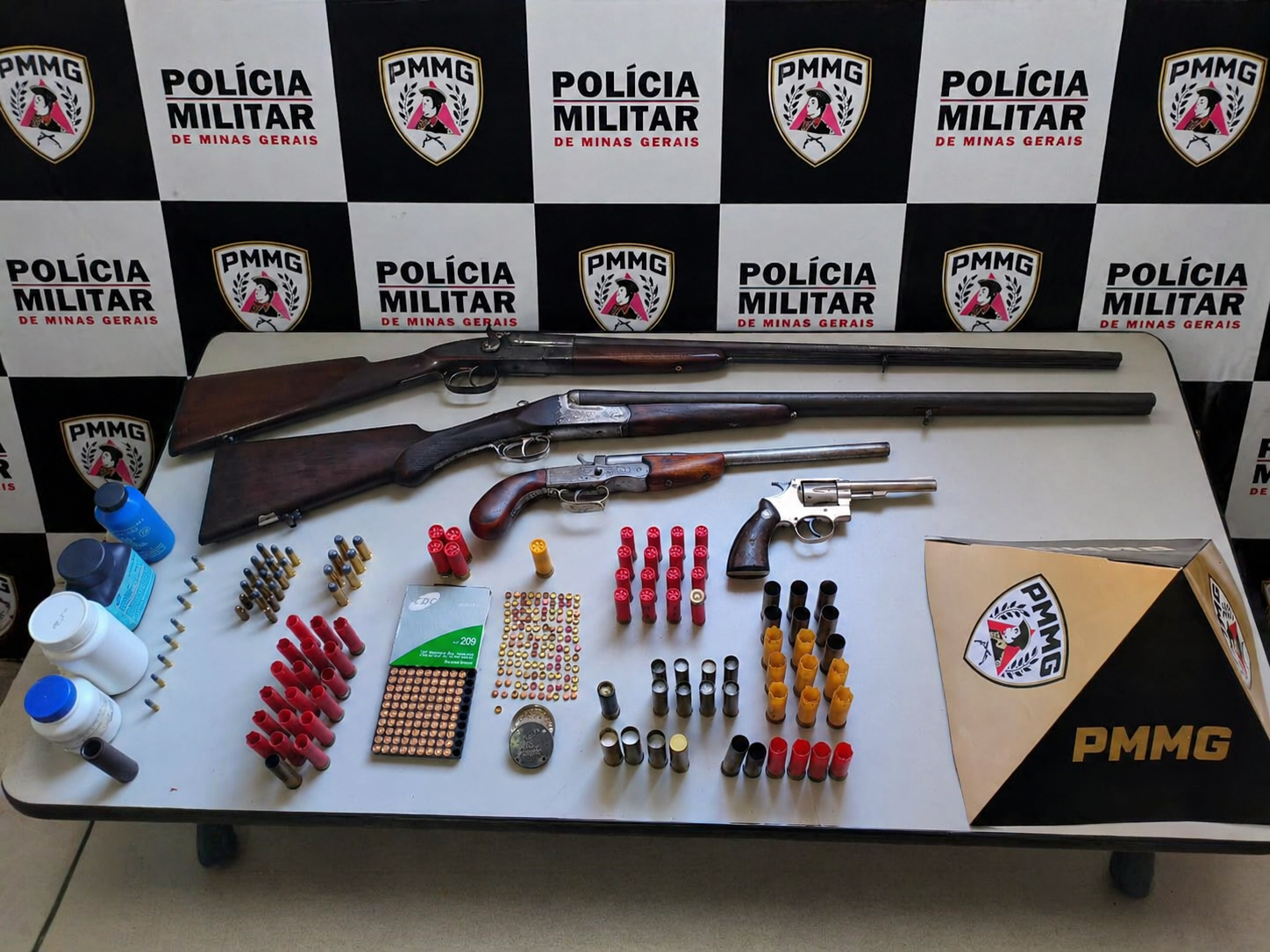 PM apreende arsenal e materiais ilegais em Arantina (MG) durante operação ambiental