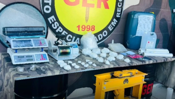 Polícia descobre laboratório de drogas em casa e prende mulher em flagrante em Juiz de Fora