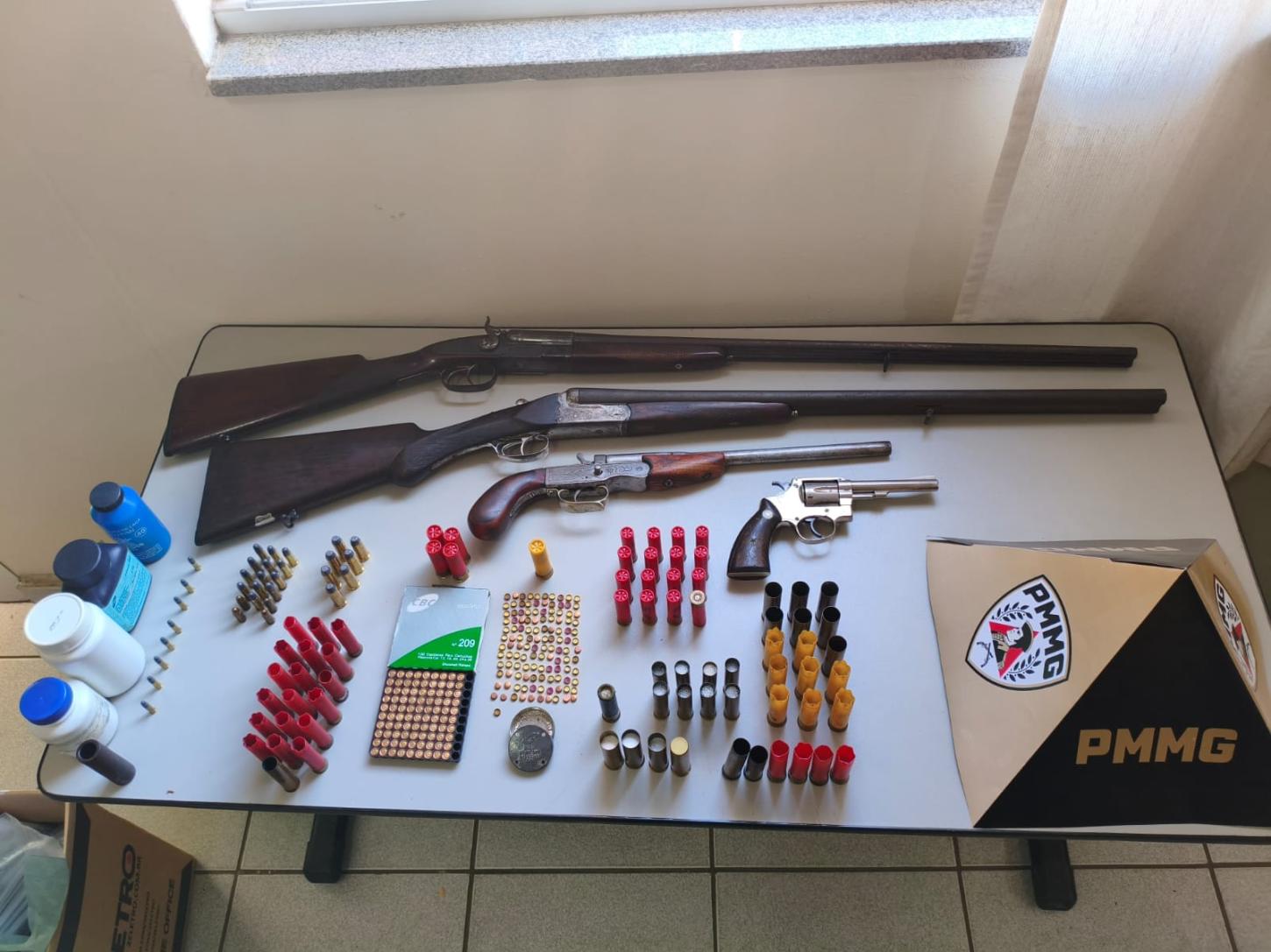 Polícia Militar de Meio Ambiente apreende armas e materiais ilegais durante operação em São João del-Rei