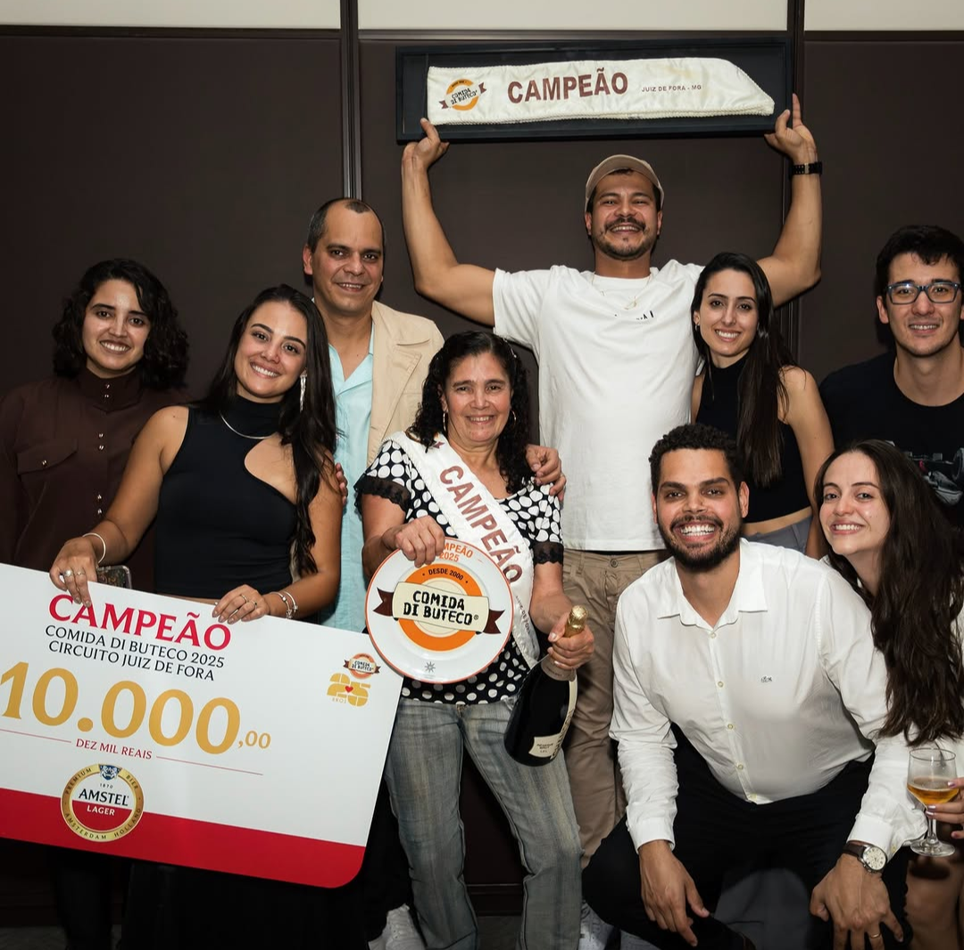Representantes do Casarão Bar recebem o troféu de campeão do Comida di Buteco 2025 em Juiz de Fora. Foto: Done Produtora.