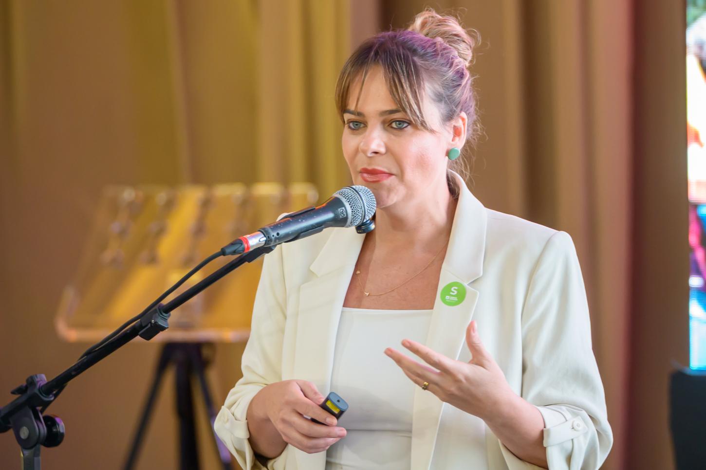 Pré-candidata a deputada federal destaca geração de empregos e redução de burocracia em entrevista à RCWTV