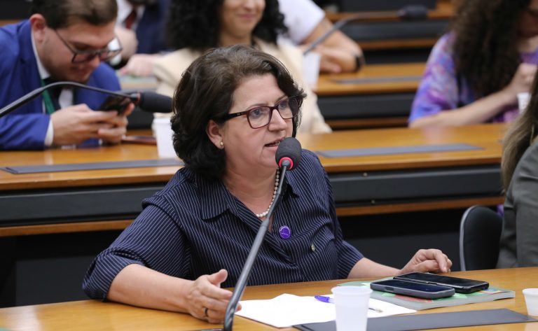 Projeto autoriza ausências no trabalho para acompanhar idosos ou pessoas com deficiência em consultas
