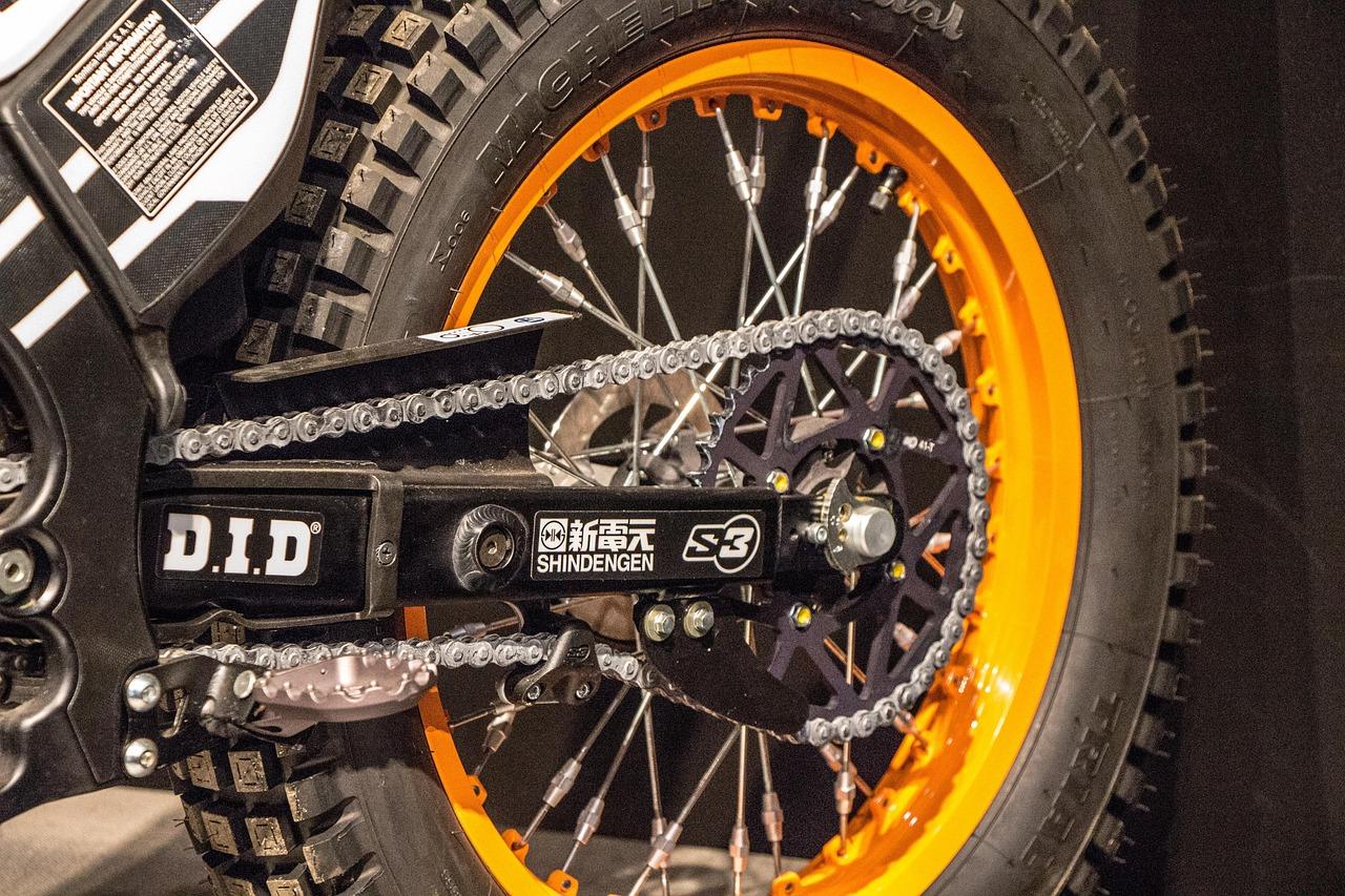 Qual moto é mais econômica, XRE 300 ou Lander 250?