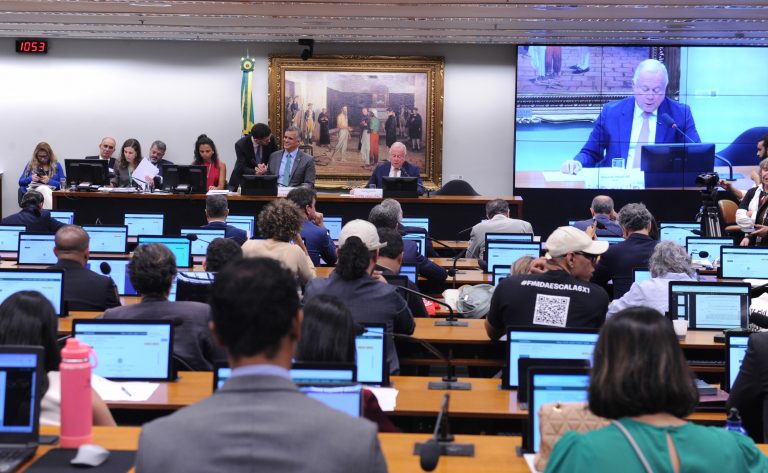 Relator apoia fim da escala 6x1; votação de propostas na CCJ é adiada