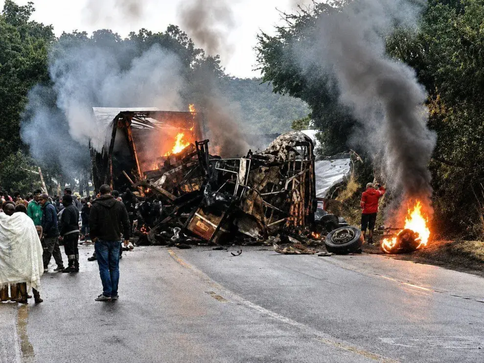Acidente entre ônibus e carreta deixa ao menos oito mortos na BR-251 em Minas Gerais
