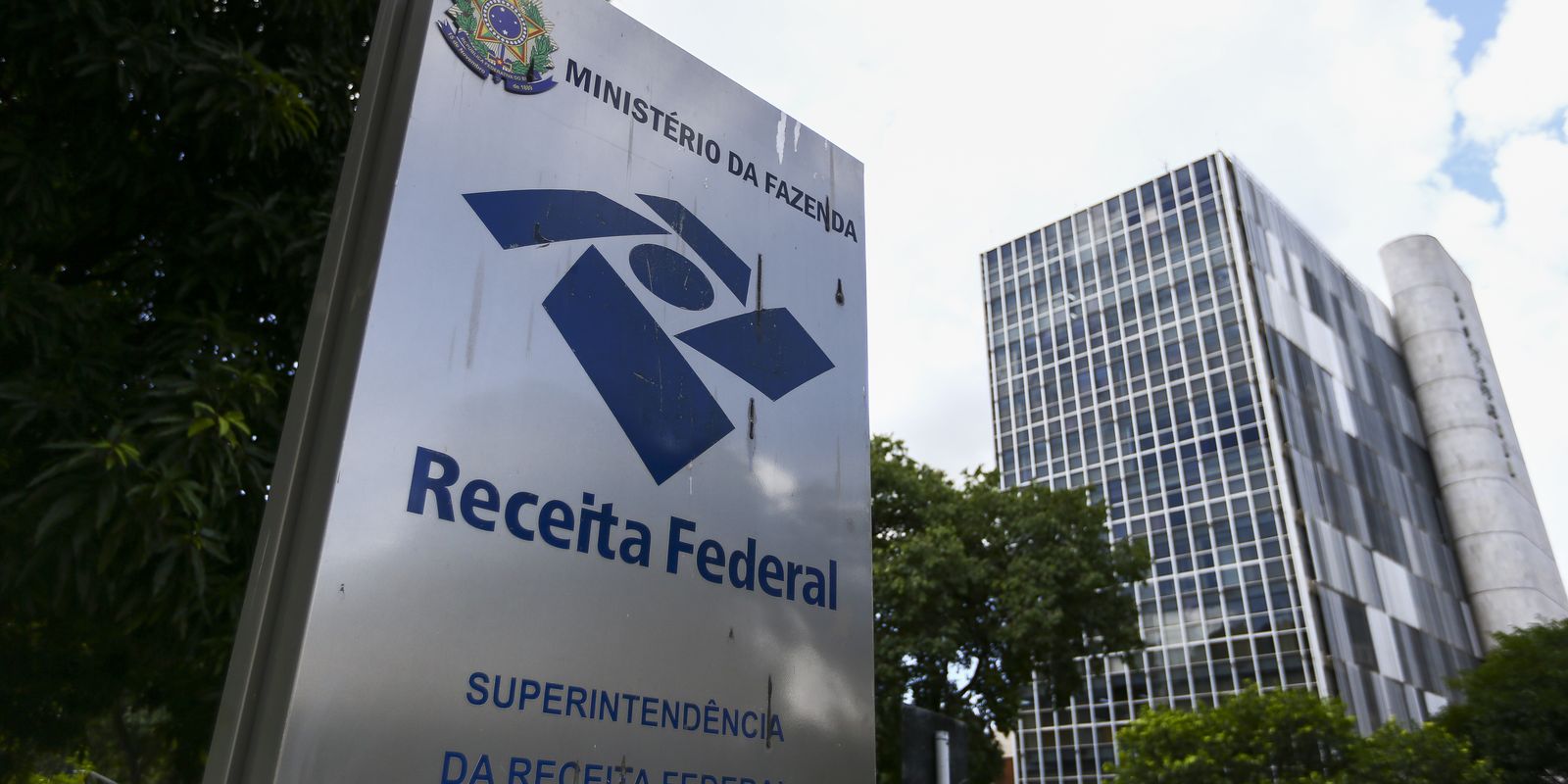 Arrecadação federal atinge novo recorde histórico em abril, impulsionada por setor previdenciário