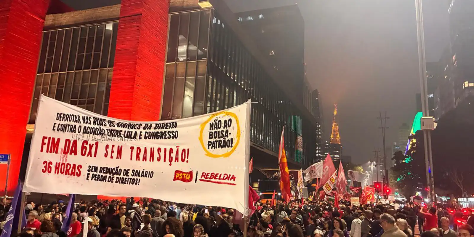Manifestantes na Avenida Paulista clamam pelo fim da escala 6x1