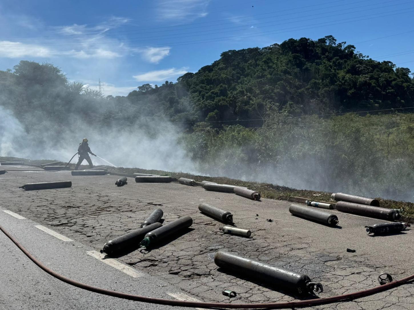 Bombeiros combatem incêndio após tombamento de carreta com cilindros de gás em Minas
